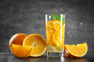 Taze portakal ile su