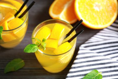 İki bardak taze limonata ile