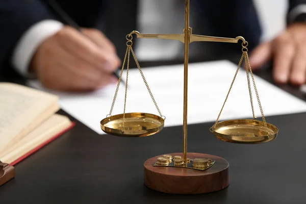 Schalen van Justitie en zakenman — Stockfoto