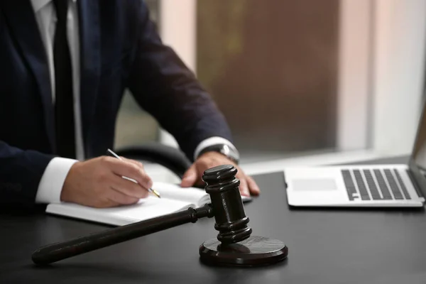 Rechter hamer op tafel — Stockfoto