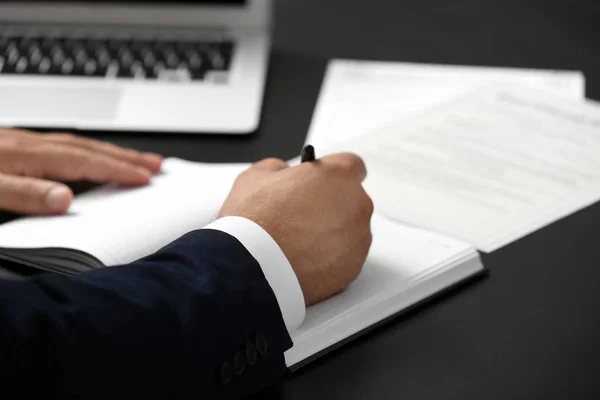 Homme Travaillant Dans Bureau Moderne — Photo