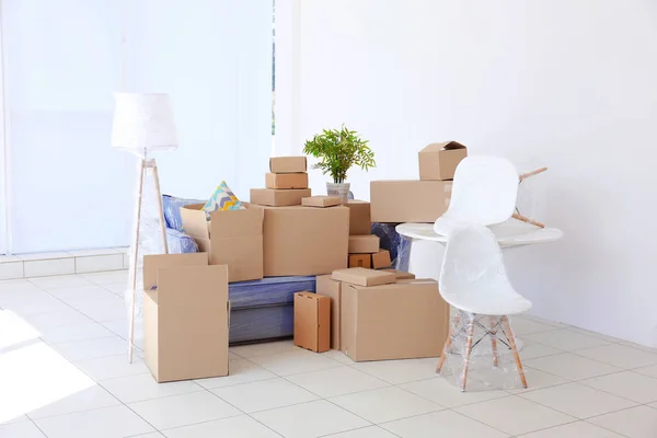 Caixas e móveis em novo quarto — Fotografia de Stock