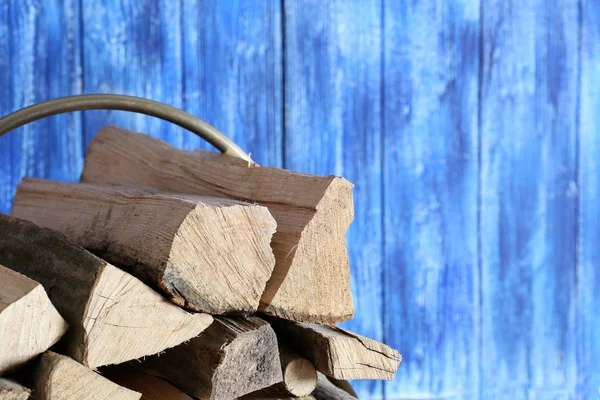 Stapel Brennholz auf blauem Grund — Stockfoto