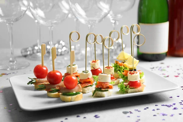 Tablo üzerinde çeşitli kanepeler