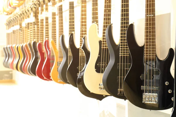 Guitarras en tienda de música —  Fotos de Stock