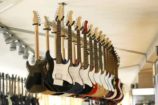 Guitars in music shop — Stock Photo, Image