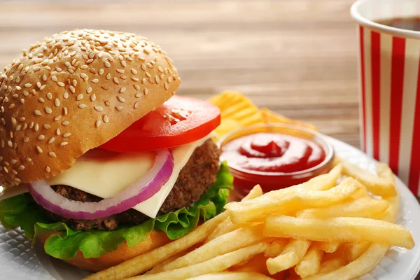 Chutné burger s občerstvením — Stock fotografie