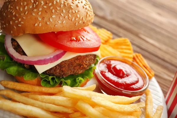 Smakelijke hamburger met snacks — Stockfoto