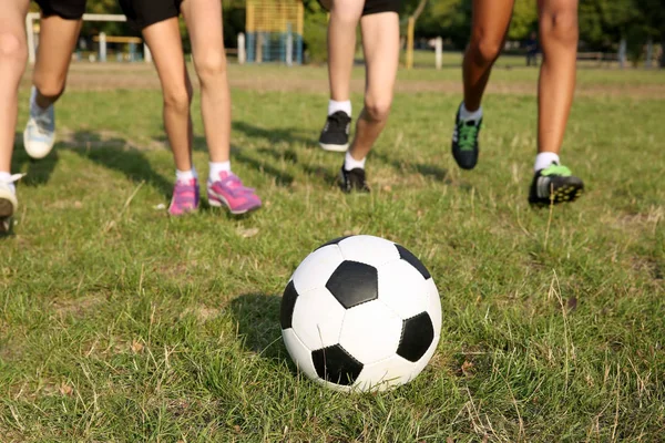 Dzieci nogi z piłki nożnej — Zdjęcie stockowe