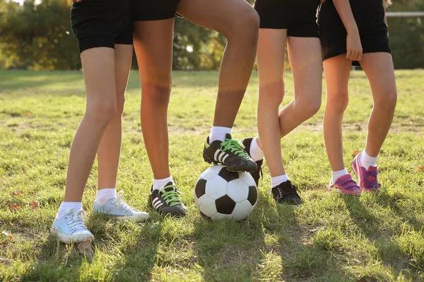 Crianças pernas com bola de futebol — Fotografia de Stock