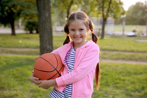 Schattig Meisje Met Basketbal Bal Straat — Stockfoto