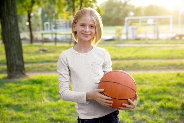 Menina Bonito Com Bola Basquete Rua — Fotografia de Stock