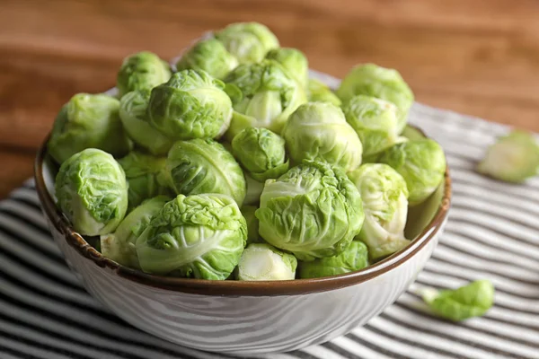 Rosenkohl keimt in Schale — Stockfoto