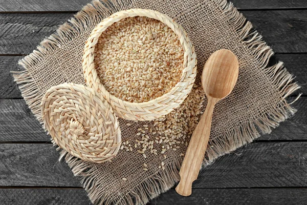 Плетеная миска риса из короткого зерна — стоковое фото