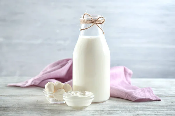Láhev z čerstvého mléka s kyselou a sýrem — Stock fotografie