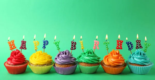 Geburtstag Cupcakes mit Kerzen — Stockfoto