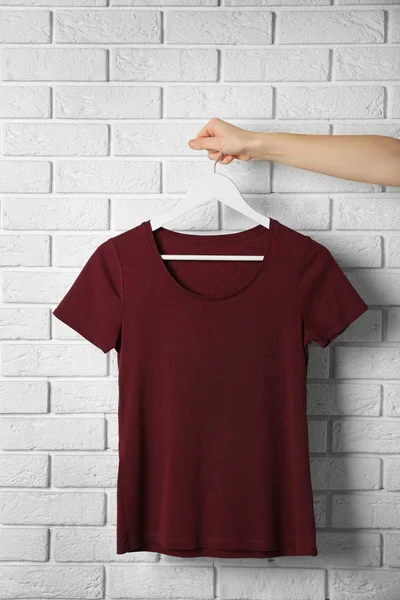 Puste maroon t-shirt — Zdjęcie stockowe