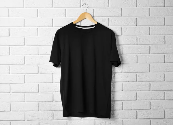 Camiseta negra en blanco —  Fotos de Stock