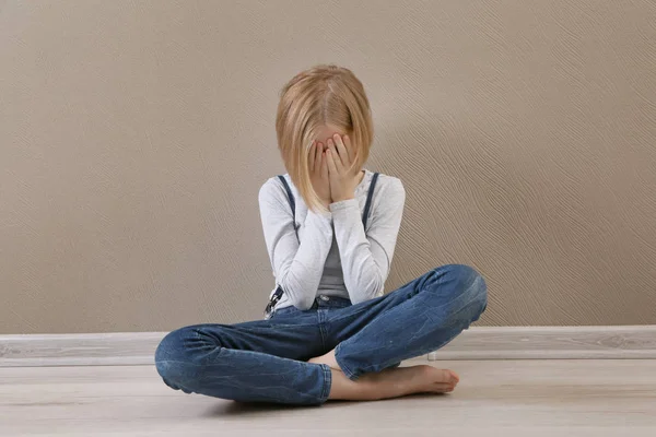 Upset girl on  floor — Stock Photo, Image