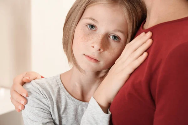 Frau beschwert sich über trauriges Mädchen — Stockfoto