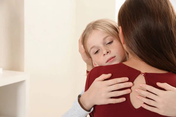 Mulher becalming menina triste — Fotografia de Stock