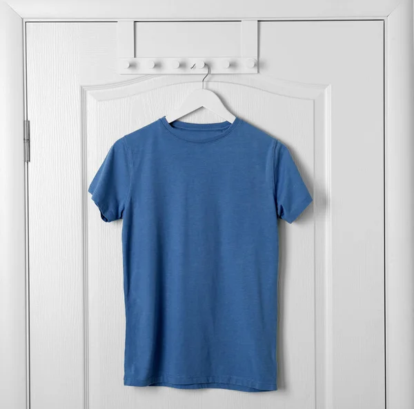 Camiseta en blanco sobre puerta blanca —  Fotos de Stock