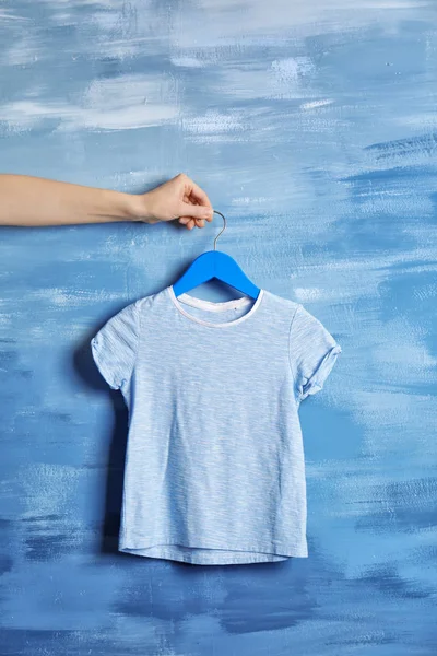 Голубая футболка — стоковое фото