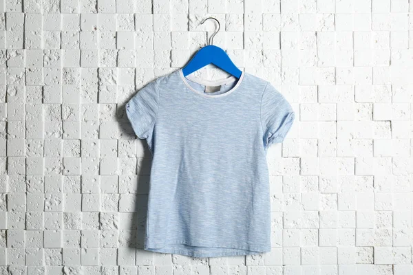 T-shirt azul em branco — Fotografia de Stock