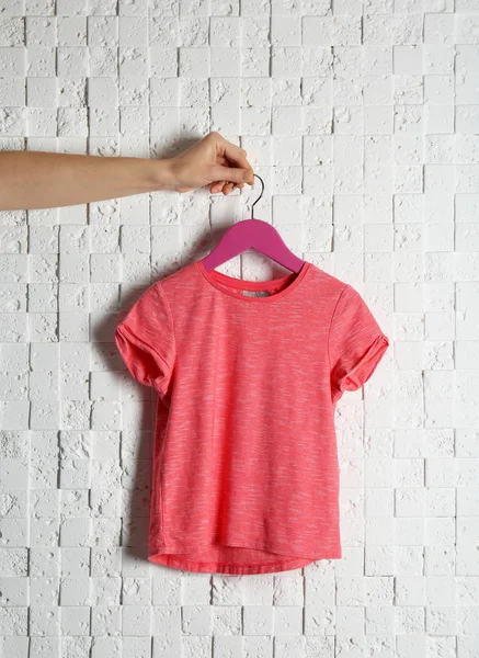 Camiseta rosa en blanco — Foto de Stock