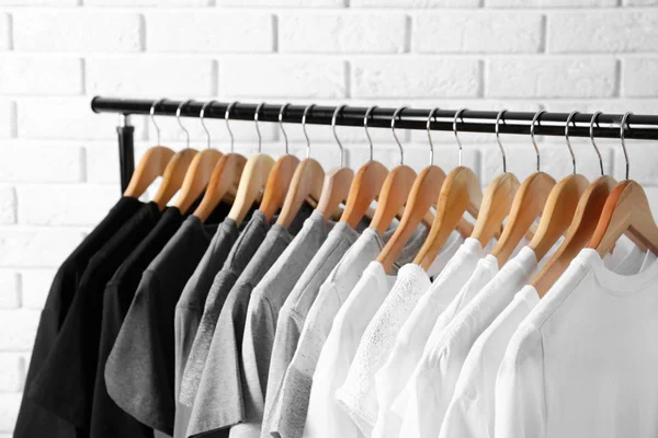 Schwarze, graue und weiße T-Shirts — Stockfoto
