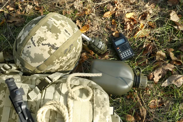 Militär auf Gras gesetzt — Stockfoto