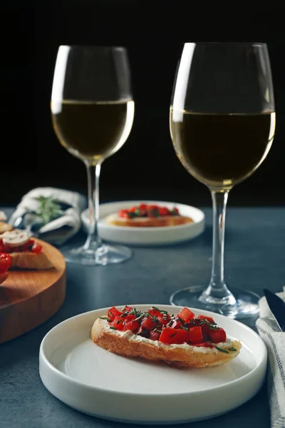 Sabroso bruschetta servido con vino — Foto de Stock