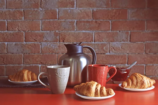 Bollitore Thermos con tazze e croissant — Foto Stock