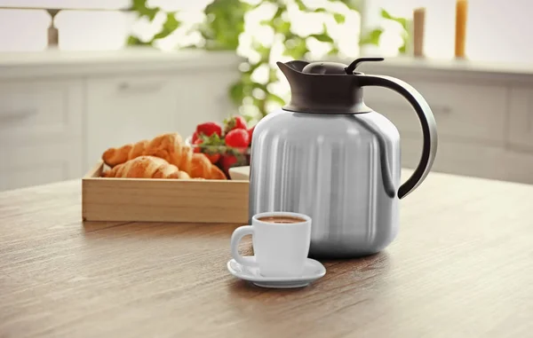 Colazione con croissant e caffè — Foto Stock