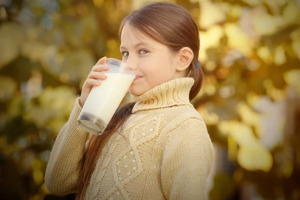 Meisje met verse melk — Stockfoto