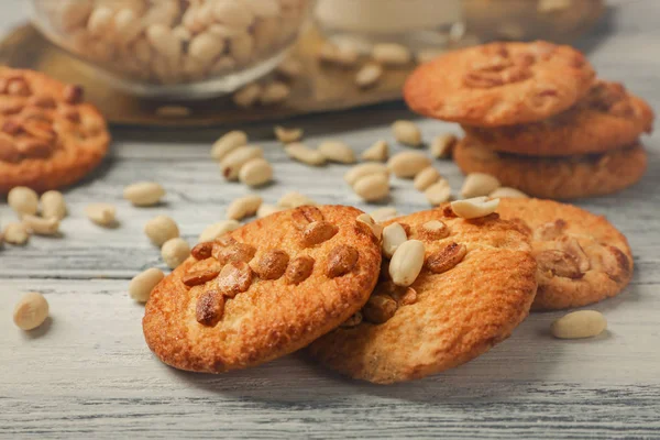 Ahşap masa üzerinde fıstık kurabiye