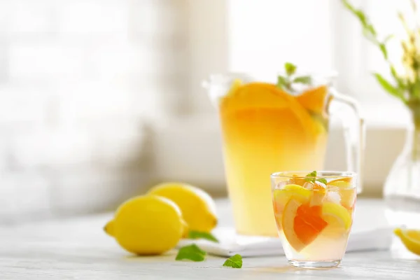Citrus cocktail op tafel — Stockfoto