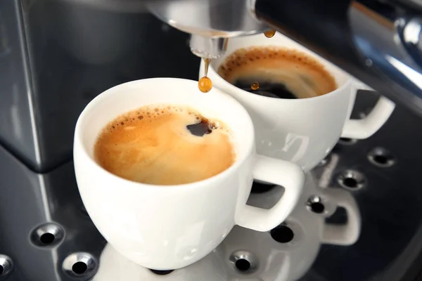在咖啡机制作咖啡 — 图库照片