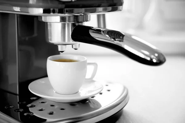 Faire de l'espresso en machine à café — Photo