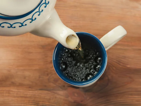 Pouring tea into cup — Stock Photo, Image