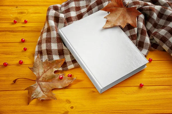 Livre avec feuilles d'automne — Photo