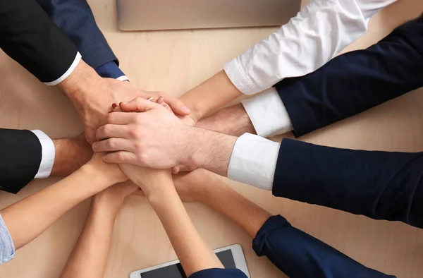 Manos unidas del equipo empresarial — Foto de Stock