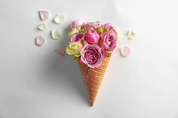 Wafel kegel met bloemen — Stockfoto