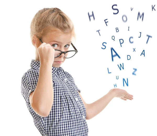 Kleines Mädchen Mit Brille Und Buchstaben Auf Weißem Hintergrund Sprachtherapiekonzept — Stockfoto