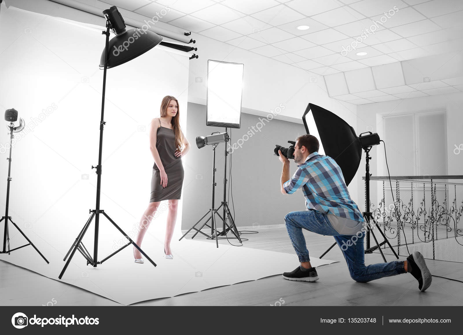 Фотограф снимает оральную сцену Фотограф снимает оральную сцену