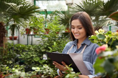 Genç ve güzel çiçekçi 