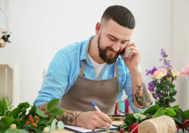 Sipariş kabul yakışıklı çiçekçi