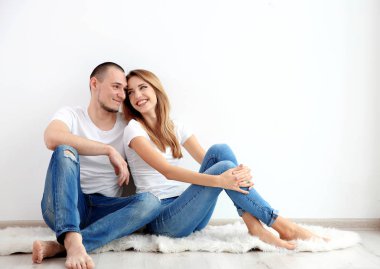 Genç çift birlikte oturuyor.