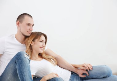 Genç çift birlikte oturuyor.