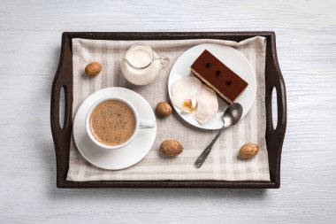 Bir fincan kahve tepsisi.